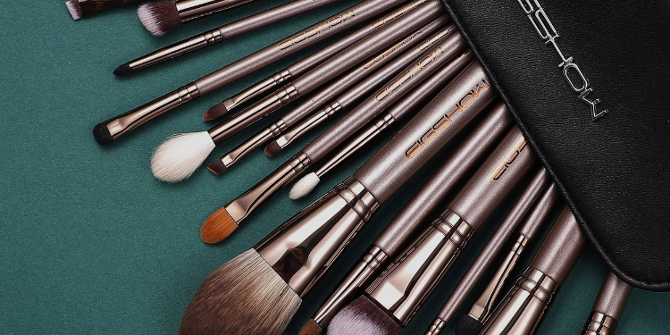 How To Clean Makeup Brushes: The Definitive Guide to Cleaning and Maintaining Makeup Brushes