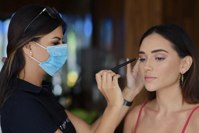 Makeup Artist Salary in 2024: Salary Trends (and Job Description) For The Top 7 Makeup Artist Position