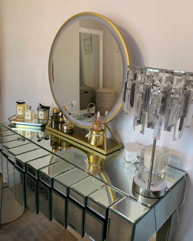 Anne Round Hollywood Mirror with Gold Frame on Vanity Desk, Elegant Dressing Room Decor